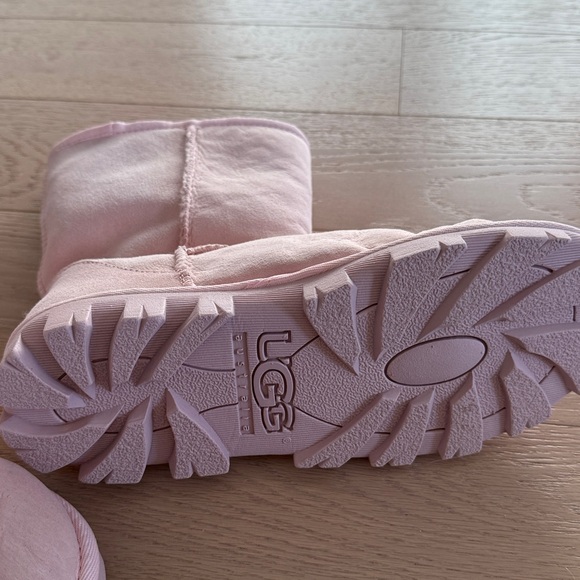 UGGS - Picture 3 of 4
